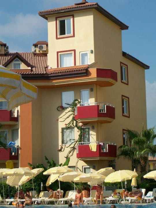 Hauswand mit schön bewachsen mit Rosen Hotel Orfeus Park