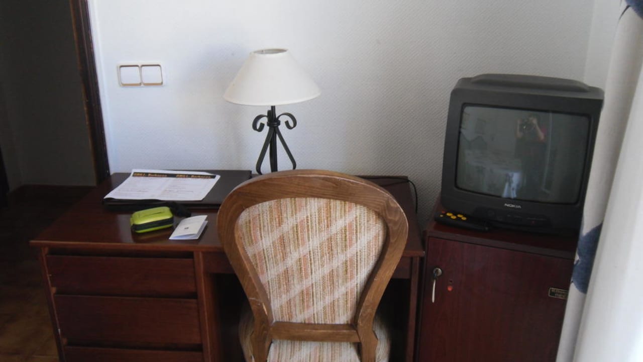 TV und Minibar im Zimmer 220 Hotel Club S'Illot