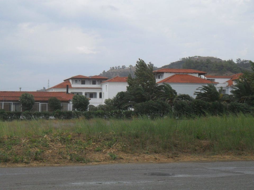 Außenansicht Richtung Hotel von der Straße Hotel Klelia