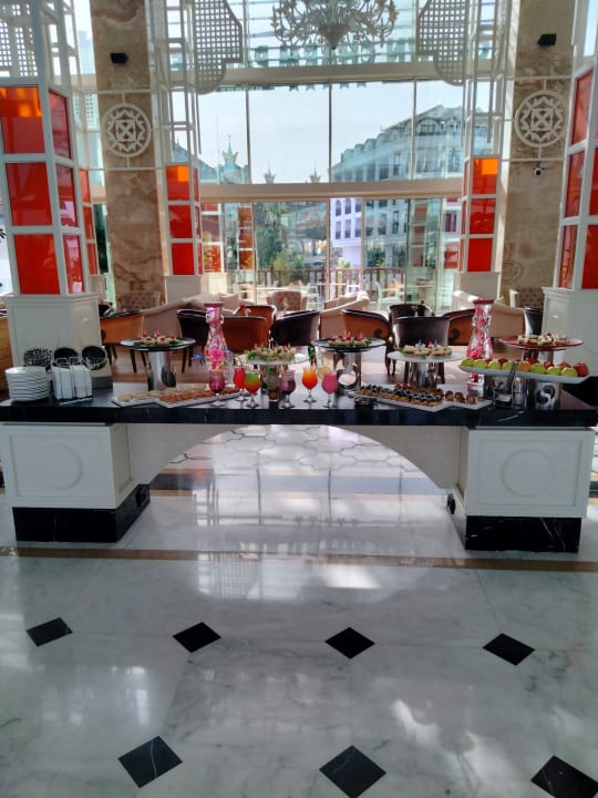 Lobby Well Palace Side