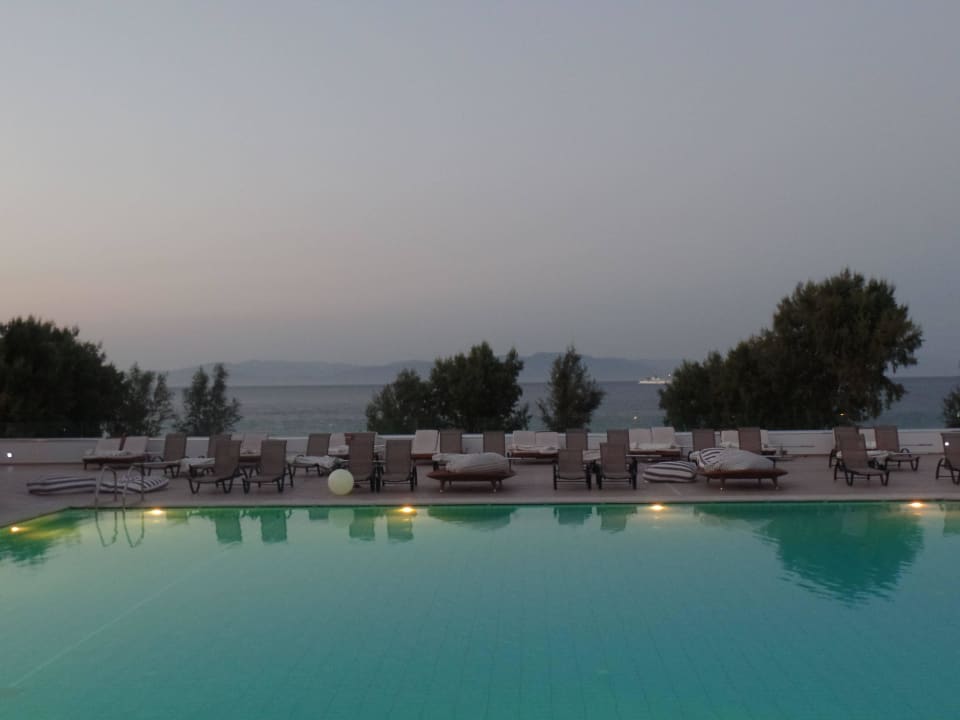 Poolanlage am Abend TUI BLUE Oceanis Beach and Spa Resort