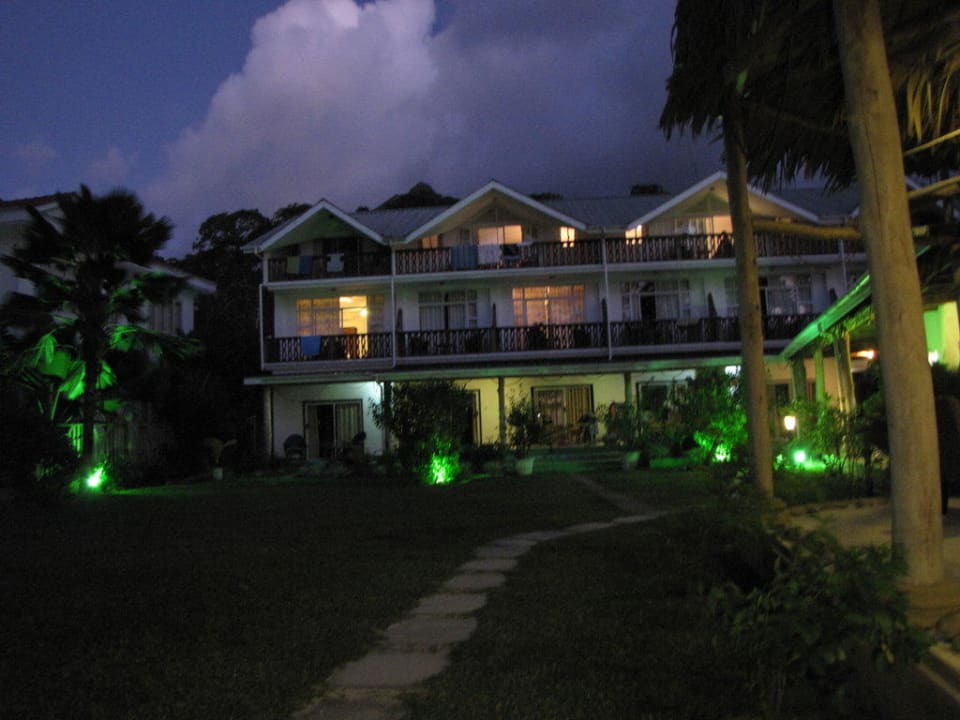 Hotel bei Nacht - Sicht vom Strand Hotel Augerine