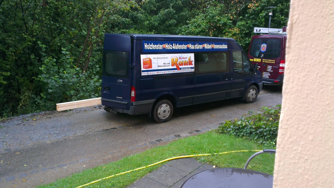 Abgestellte Firmenfahrzeuge direkt vor der Terrass Hotel Herzog Heinrich