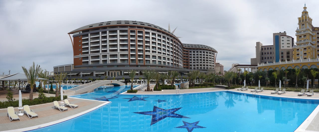 Großer unbeheizter Außenpool Royal Seginus