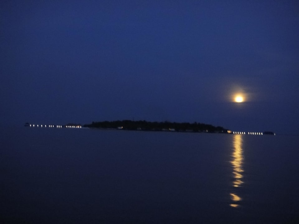 Meedhupparu by night vom Dhoni aus Adaaran Select Meedhupparu Island Resort - Premium All Inclusive