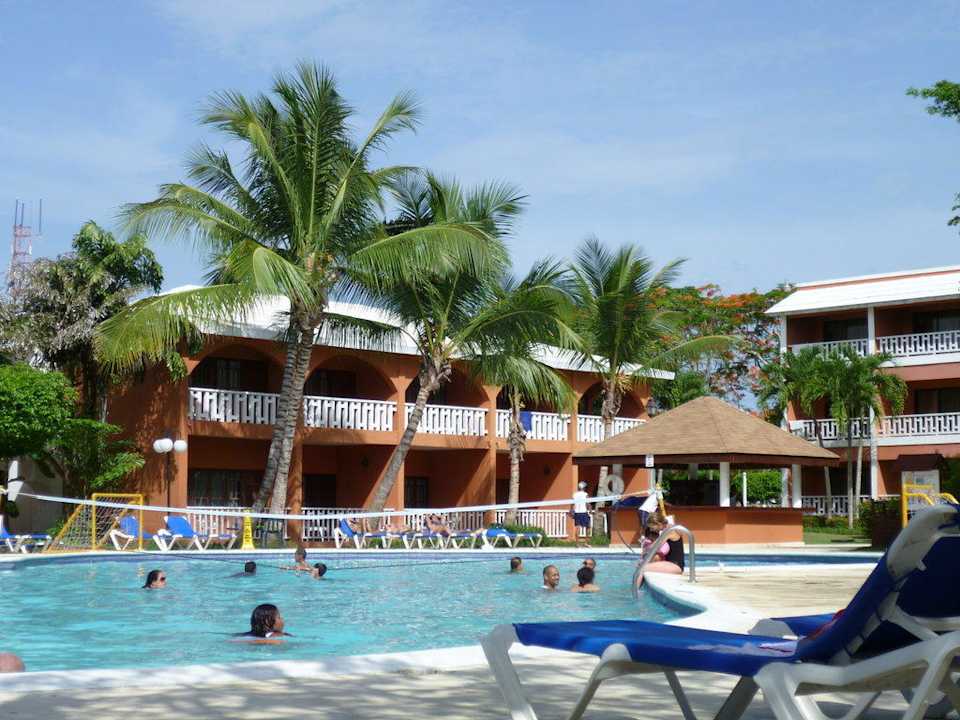 Großer Pool mit Kinderpool  BelleVue Dominican Bay