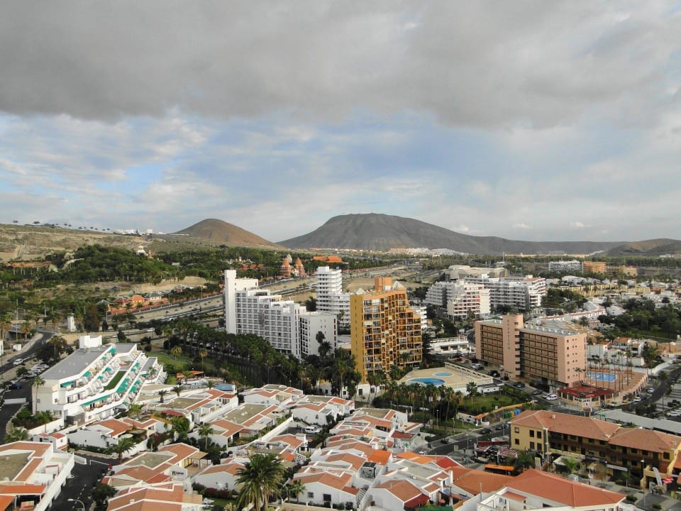 Widok z tarasu na 11 piętrze Iberostar Waves Bouganville Playa