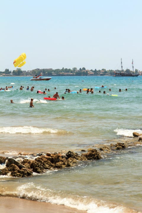 Blick vom Strand auf Side-Hafen Melas Holiday Village