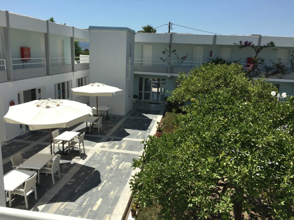 Innenhof, hier konnte man auch frühstücken. Kouros Seasight Hotel