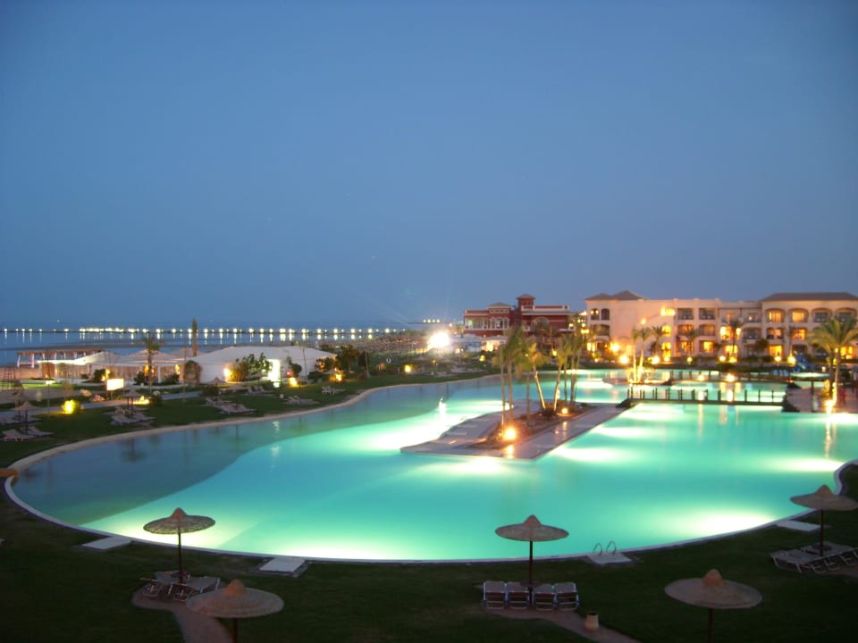 Bei Nacht JAZ Aquamarine Resort