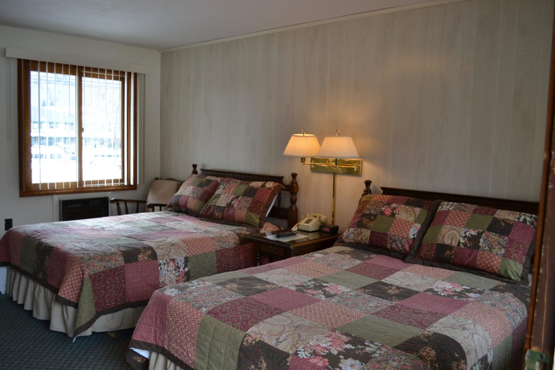 Standard Room, two double beds, ground level Kancamagus Lodge