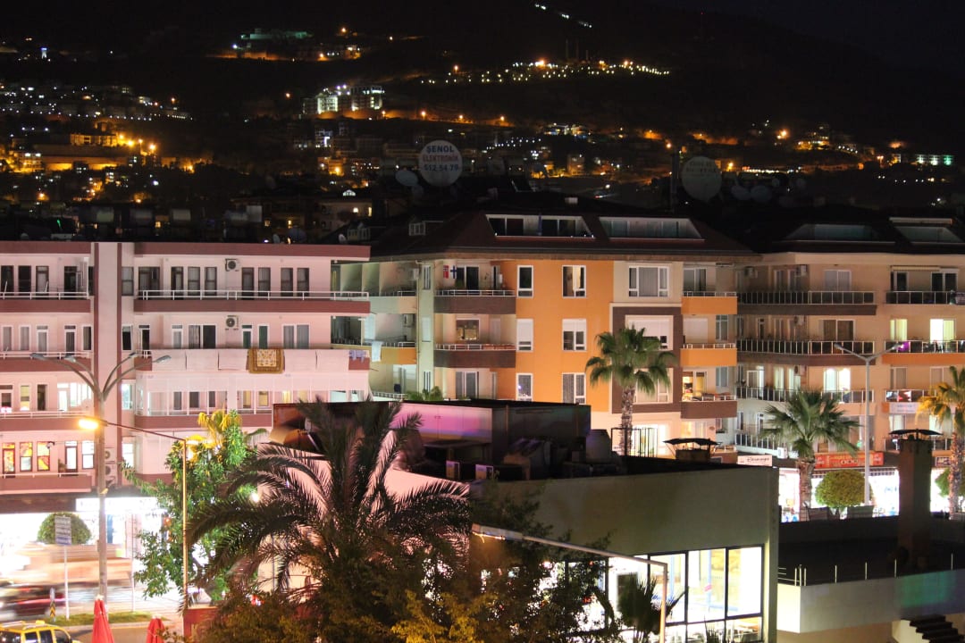 Вид из номера ночью Hotel Aslan City Kleopatra