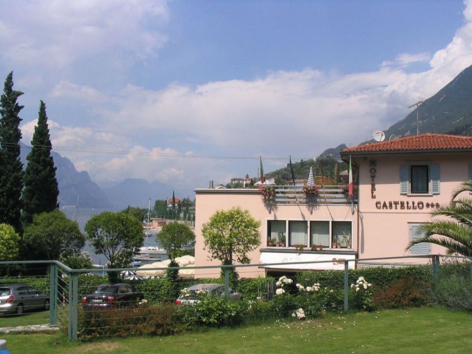 Vorderansicht des Hotelgebäudes Hotel Castello Lake Front