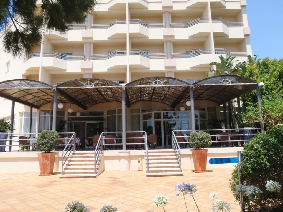 Kleinere Terrasse vom Hauptrestaurant PortoBay Falésia