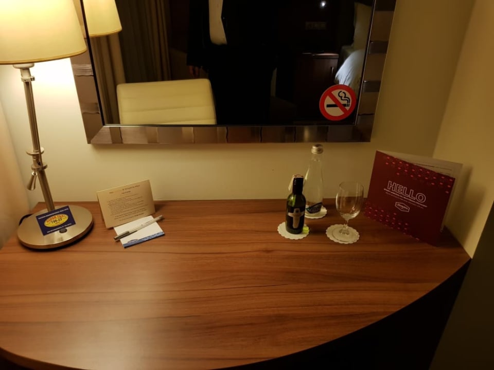 Biurko z prezentami od hotelu Hampton by Hilton Warsaw City Centre