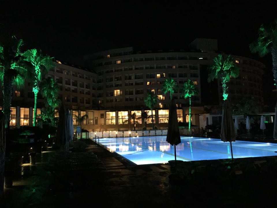 Pool bei Nacht Fame Residence Lara & Spa
