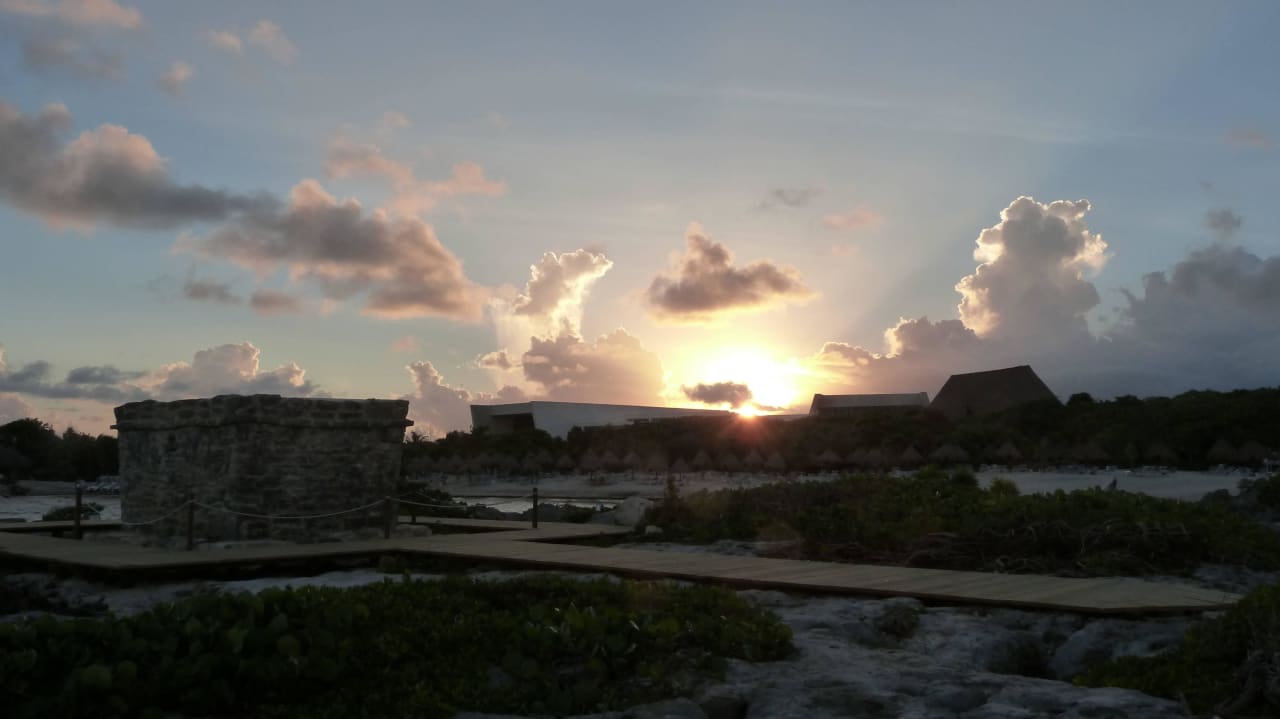 Ruine, im Hintergrund das Hotel Grand Sirenis Riviera Maya Resort & Spa