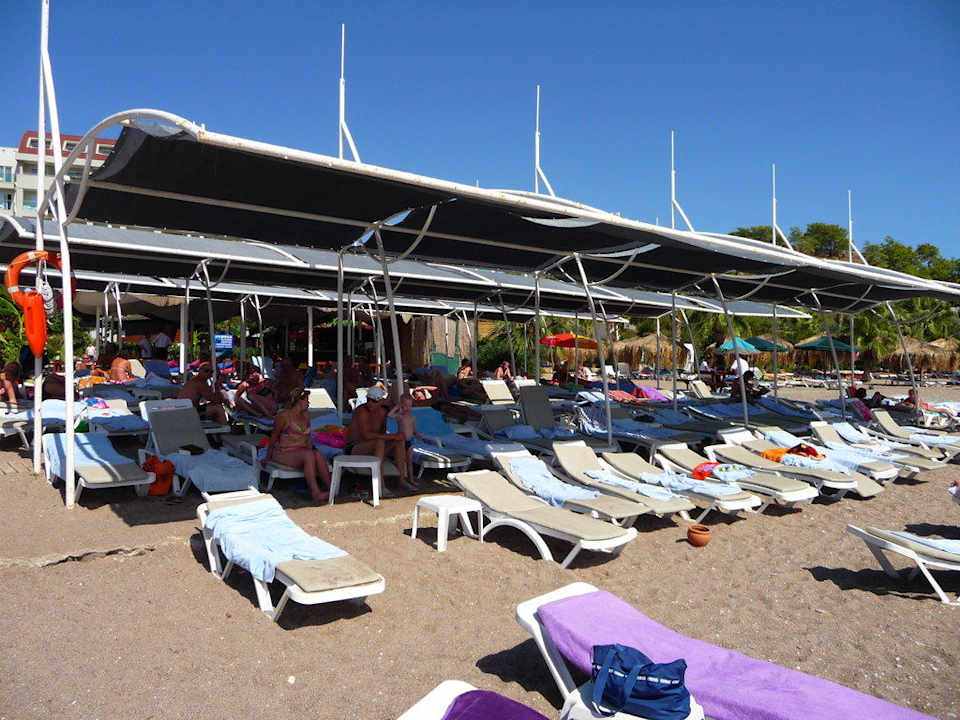 Strandliegen mit Sonnensegeln Sealife Buket Resort & Beach