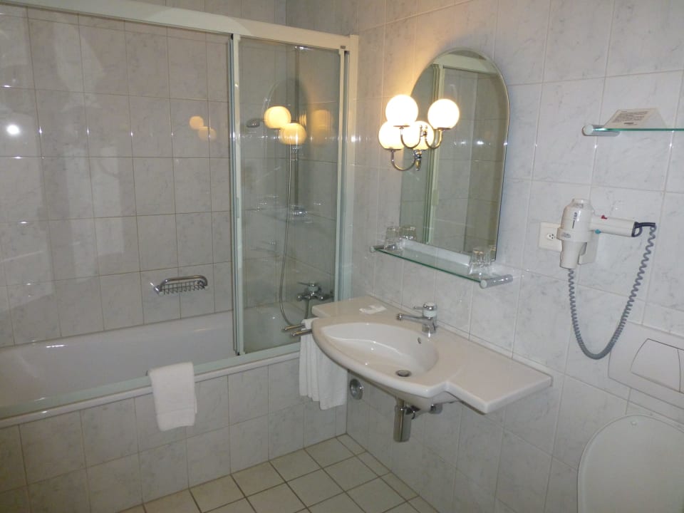 Badezimmer im Zimmer Nr. 107 im 1. Stock Parkhotel Schwert am See