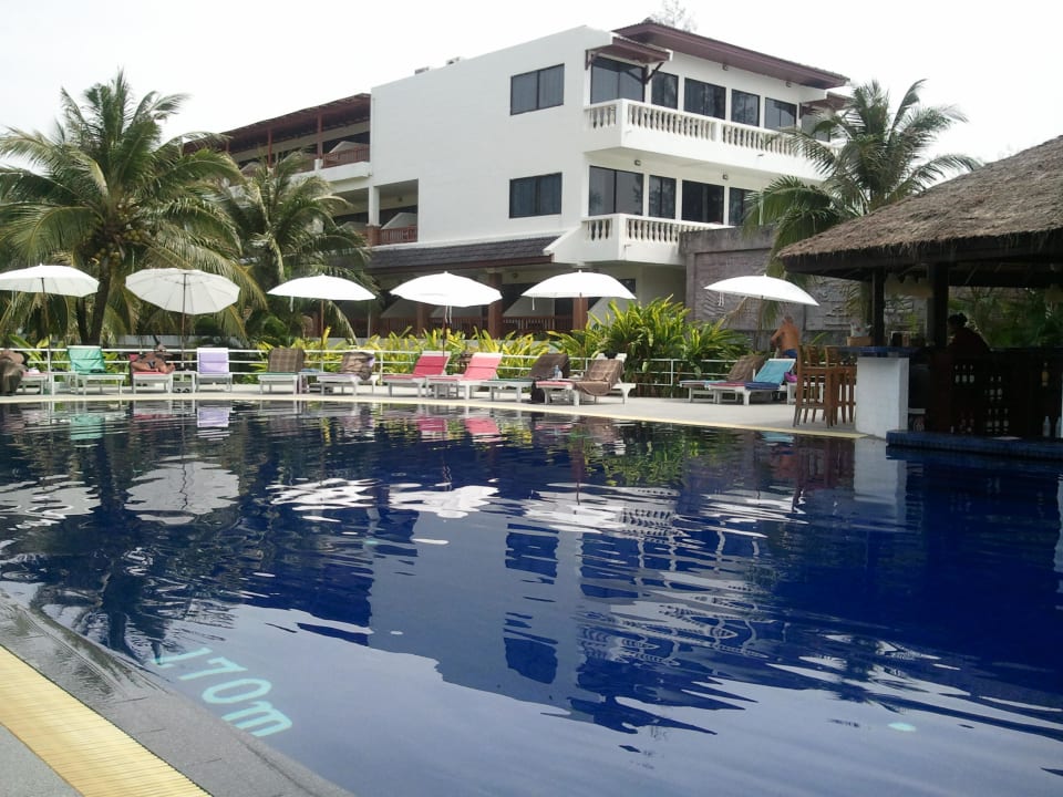 Pool mit Hotelkomplex Sunprime Kamala Beach