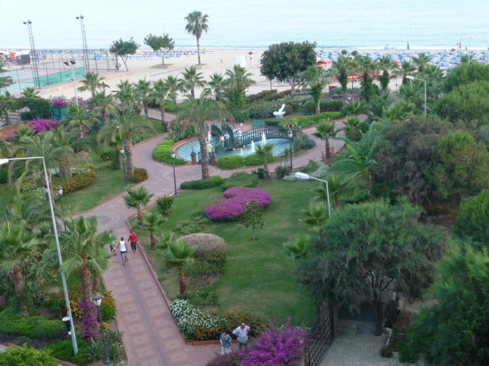 Park vor dem Hotel Gardenia Hotel