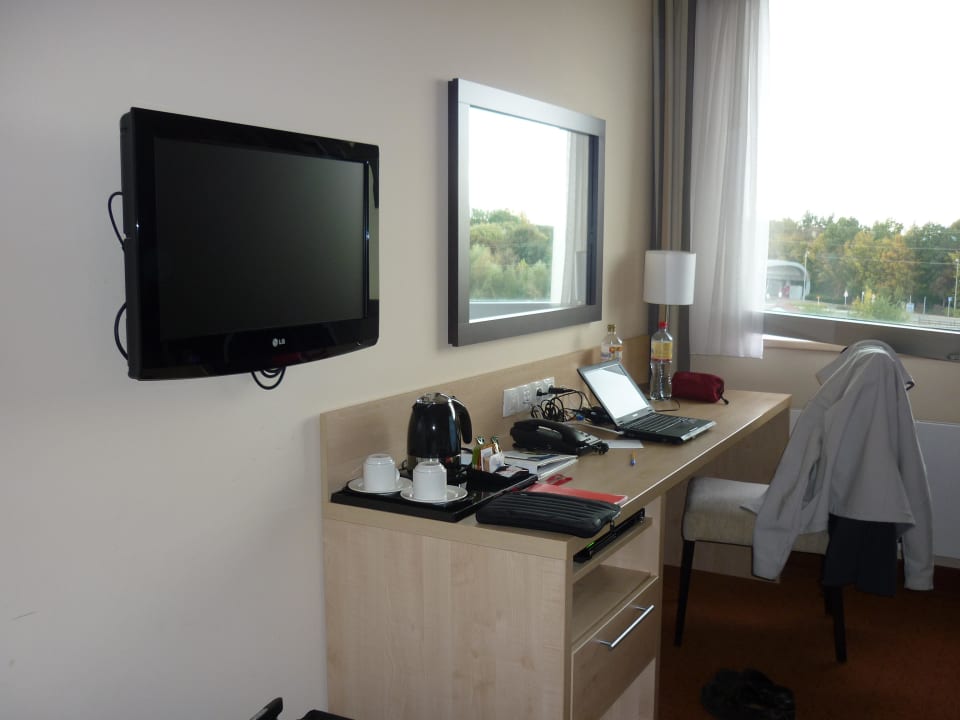 Schreibtisch und TV Aquapalace Hotel Prague