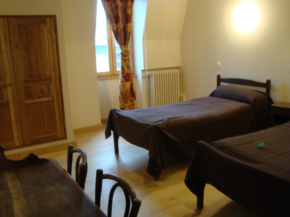 Une de nos chambres rénovées Hotel des Alpes