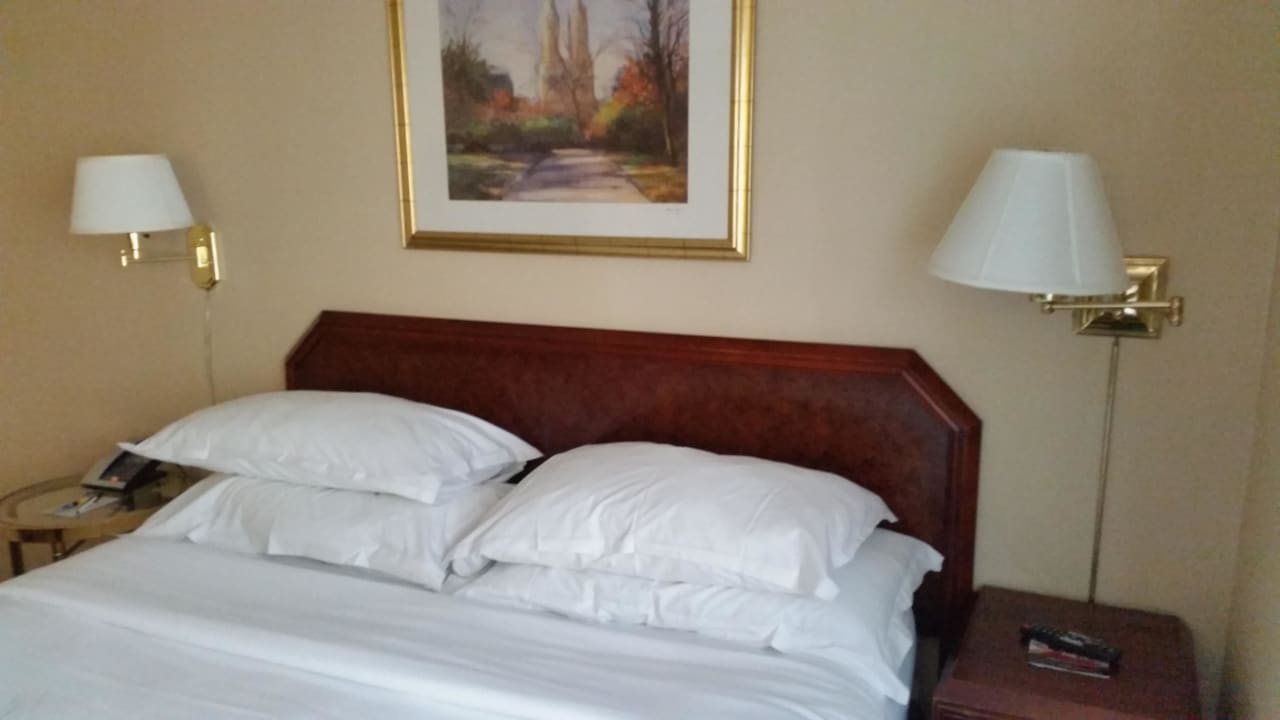 Gemütliches Bett The Manhattan at Times Square Hotel