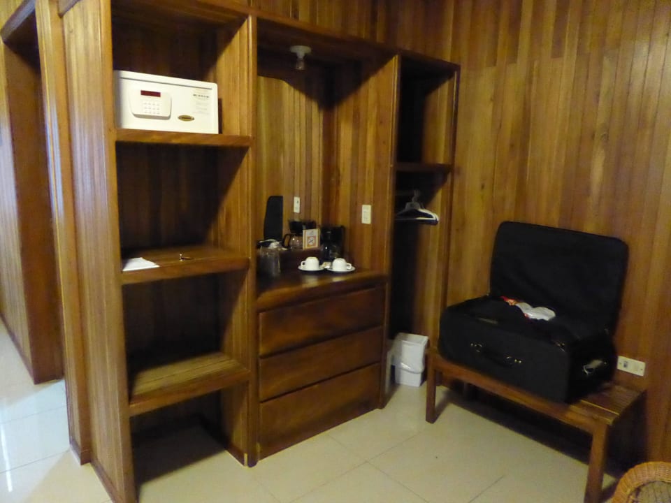 Schrank und Teenische Hotel Heliconia