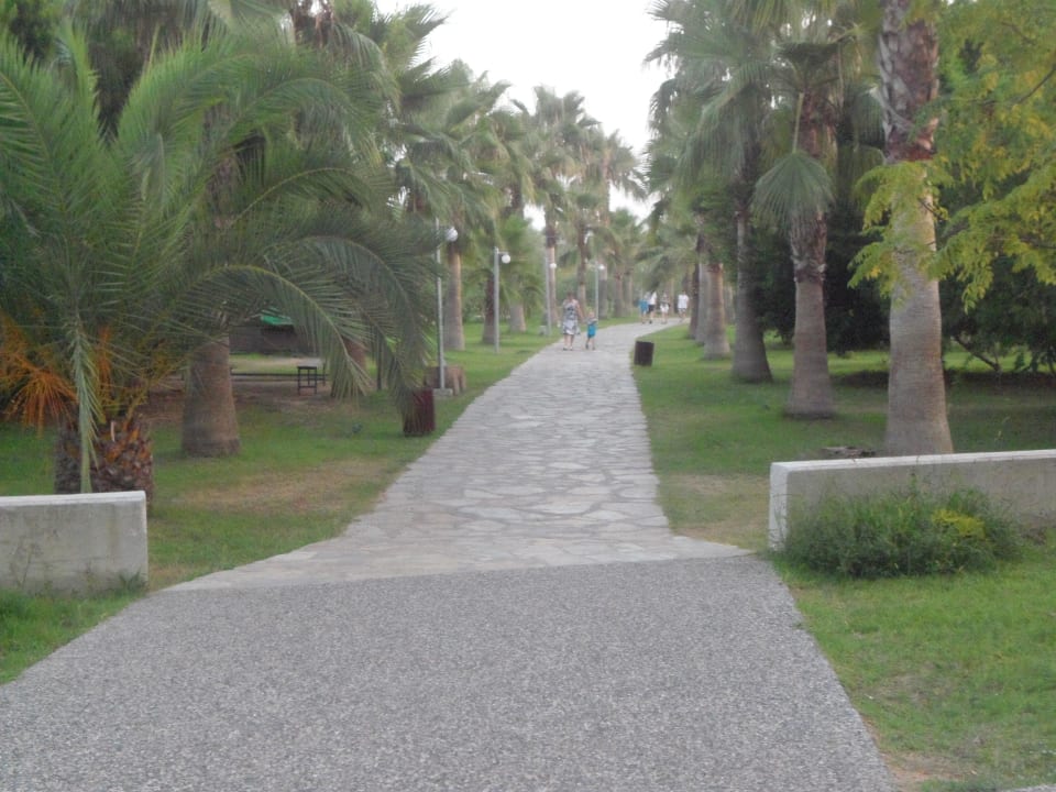 Weg zum Strand Club Grand Side