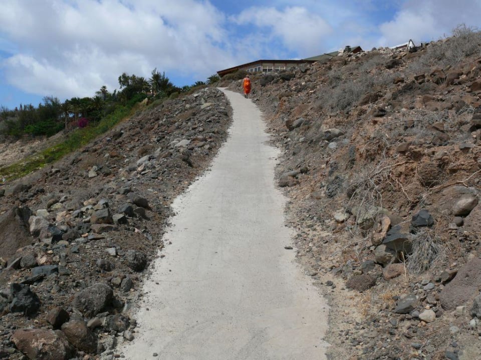Der Weg vom Hotel zum Strand Marina Playa Suite Hotel