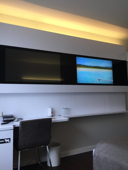 zwei Fernseher im Zimmer DORMERO Hotel Hannover