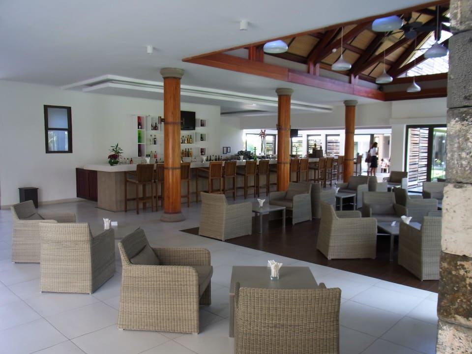 Hotel Bar Crystals Beach Resort Belle Mare, a member of Radisson Individuals