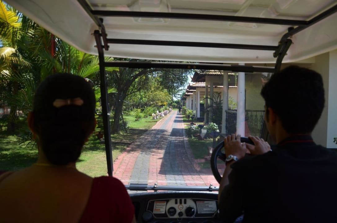 Caddy Rundfahrt durchs Resort Appartements Lake Palace - A Luxury Backwater Resort