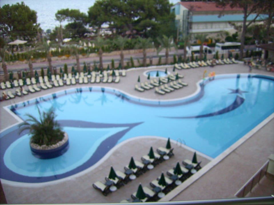 Blick vom Balkon auf den Pool Sunland Resort BELDIBI
