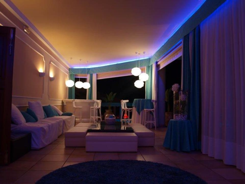 Lounge mit Blick auf den Pool Lago Garden