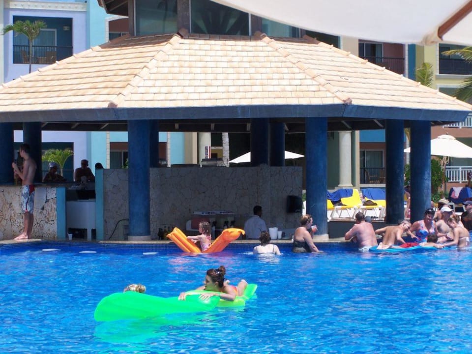 eine der beiden Swimupbars Ocean Blue & Sand