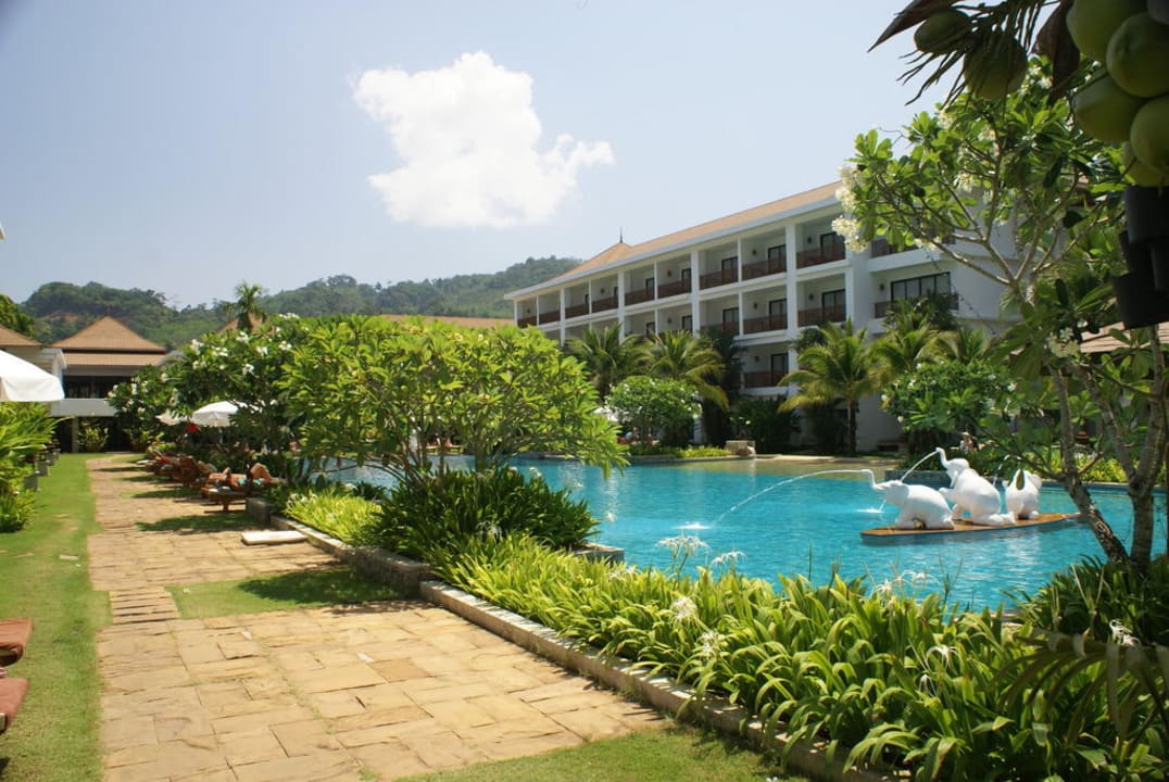 Ein schöner und großer Pool Hotel Naithonburi Beach Resort