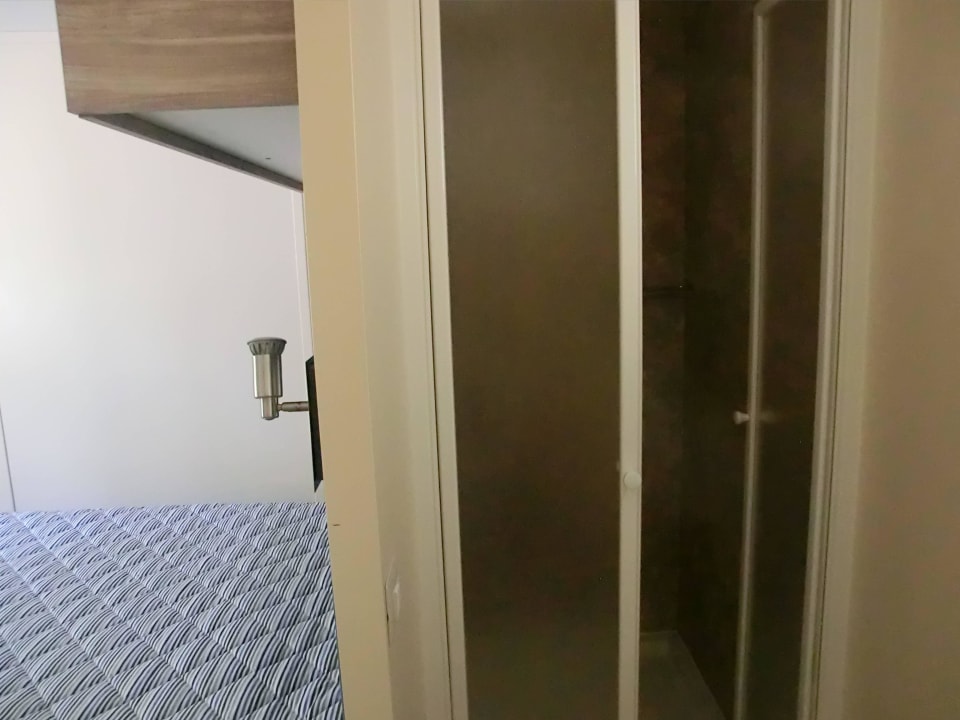 Duschkabine hinter dem Bett Etruria Camping Marina Di Castagneto Carducci