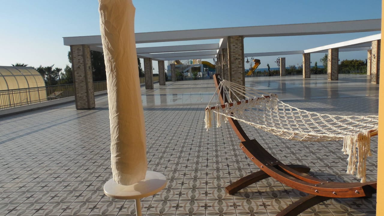 Blick auf die Terrasse Richtung Meer, einfach super Port Nature Luxury Resort & Spa