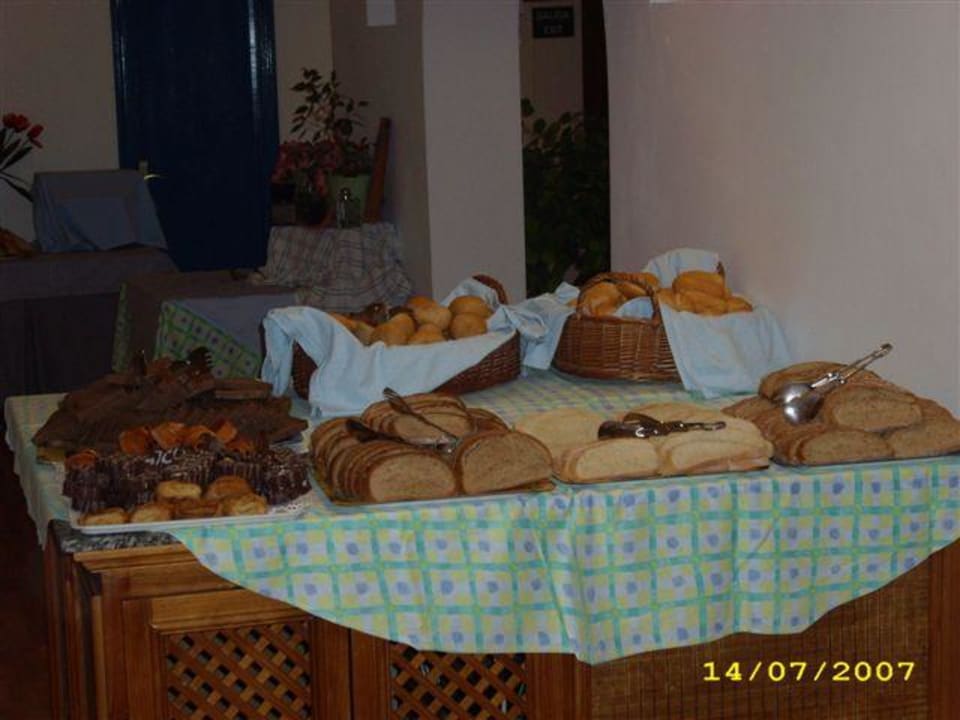 Frühstück verchiedene Brotsorten und Kuchen LABRANDA Bahía y Villas Fañabé