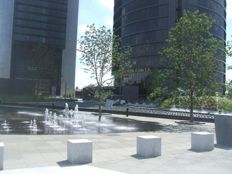 En face de l'hotel Hotel Eurostars Madrid Tower