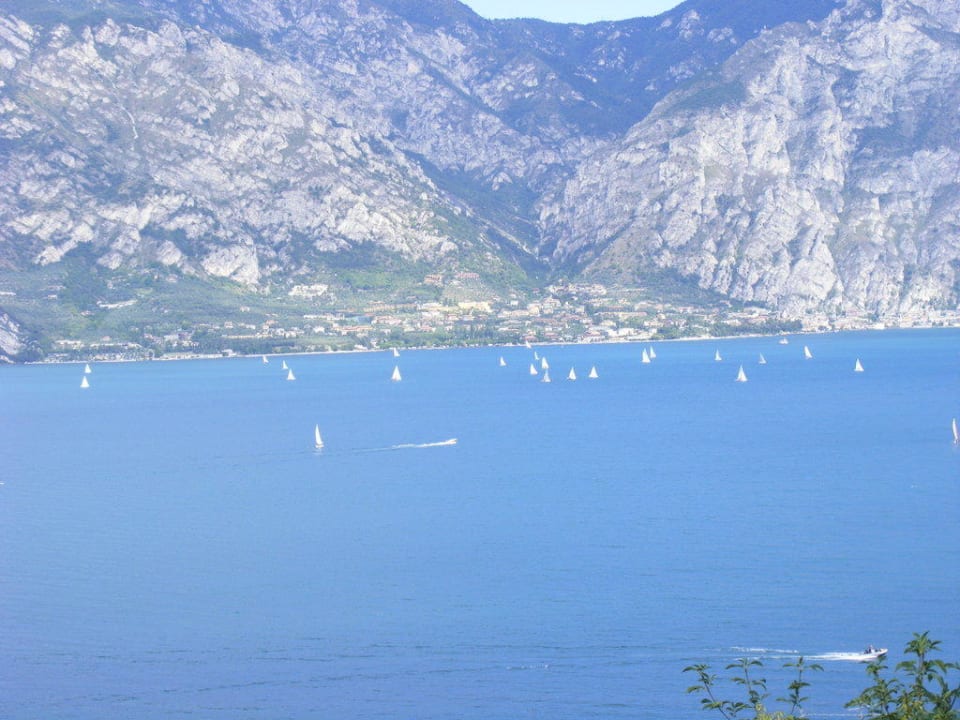 Blick vom Balkon auf Gardasee und Limone Hotel Majestic Palace