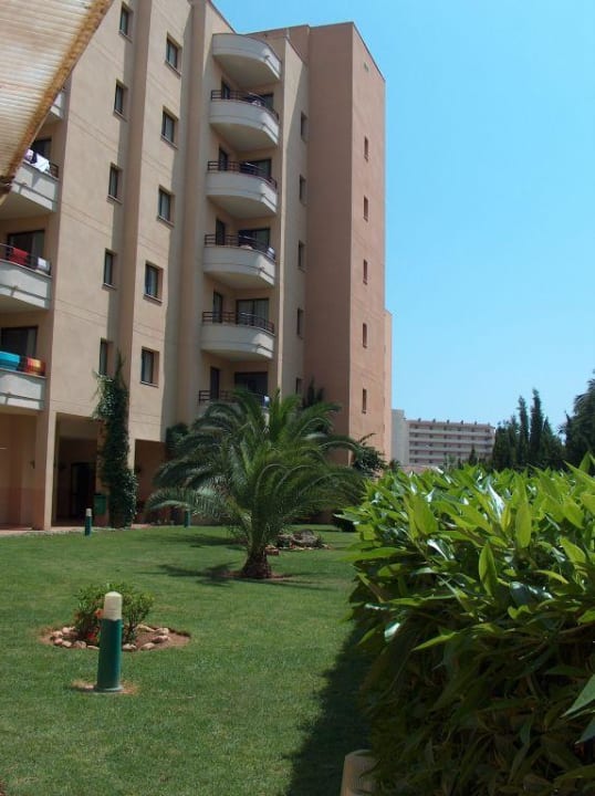 Rückseite Haus 2 mit Grünanlage allsun App.-Hotel Orient Beach