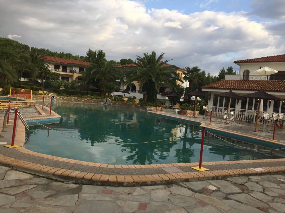 Der größere Pool Hotel Chrousso Village