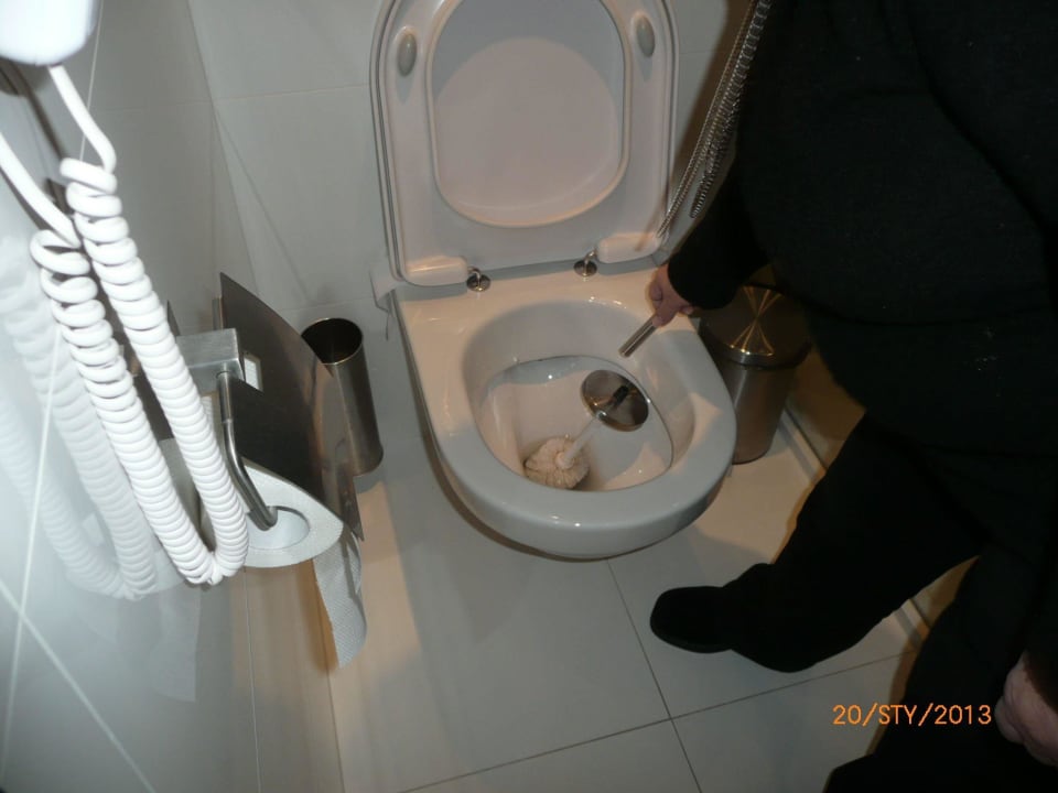 Niesprawna szczotka w innym pokoju Marine Hotel by Zdrojowa