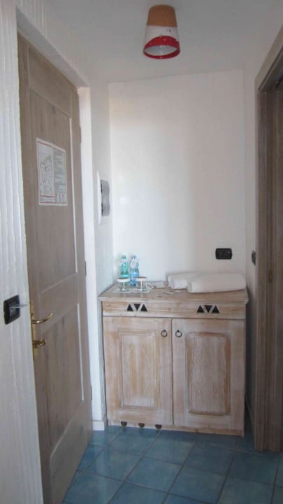 Waschtischablage in der Diele, Mini-Kühlschrank  Hotel Resort & Spa Baia Caddinas