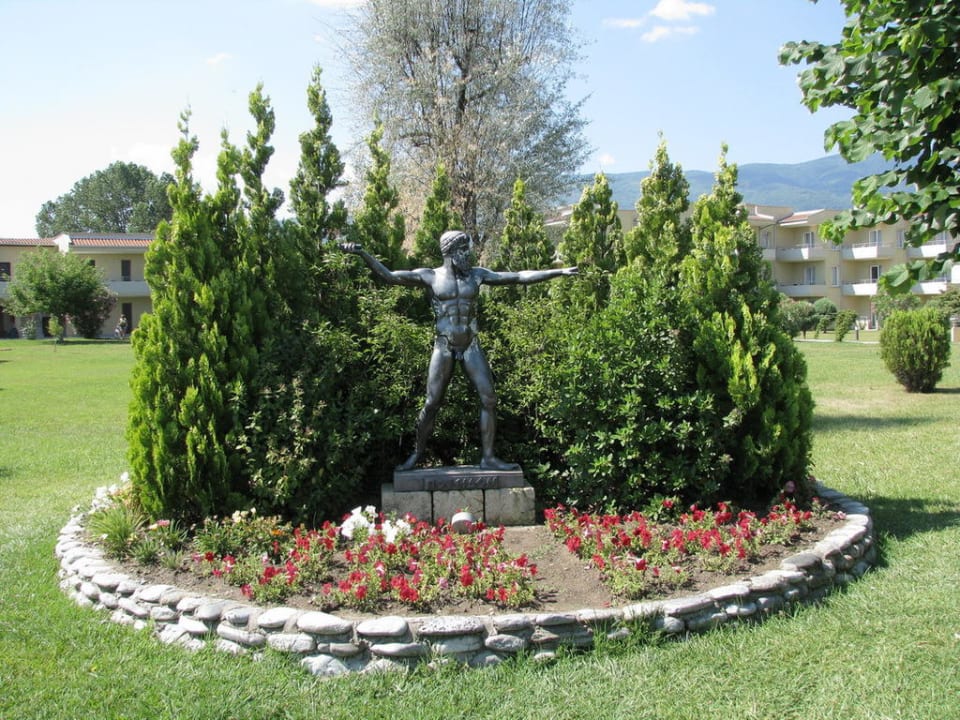 Poseidon im Blumenbeet alltoura Club Hotel Poseidon Palace