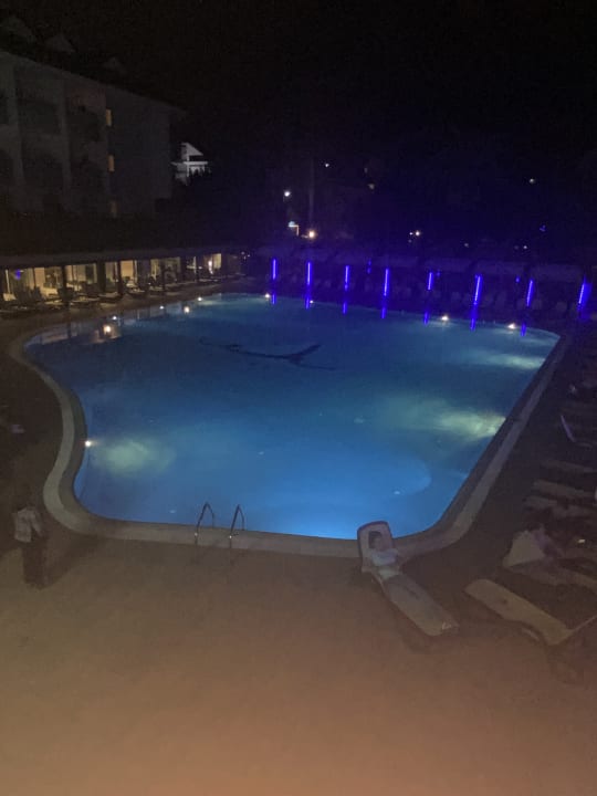 Pool Side Breeze Hotel