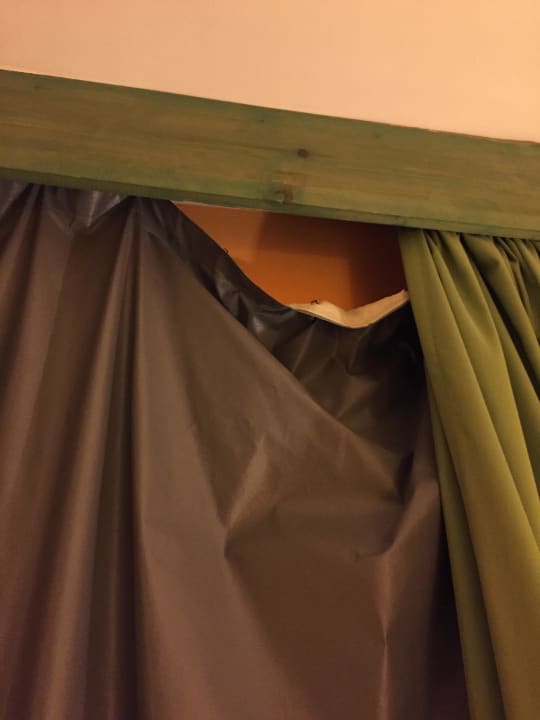 Kaputt Arabia Azur Resort